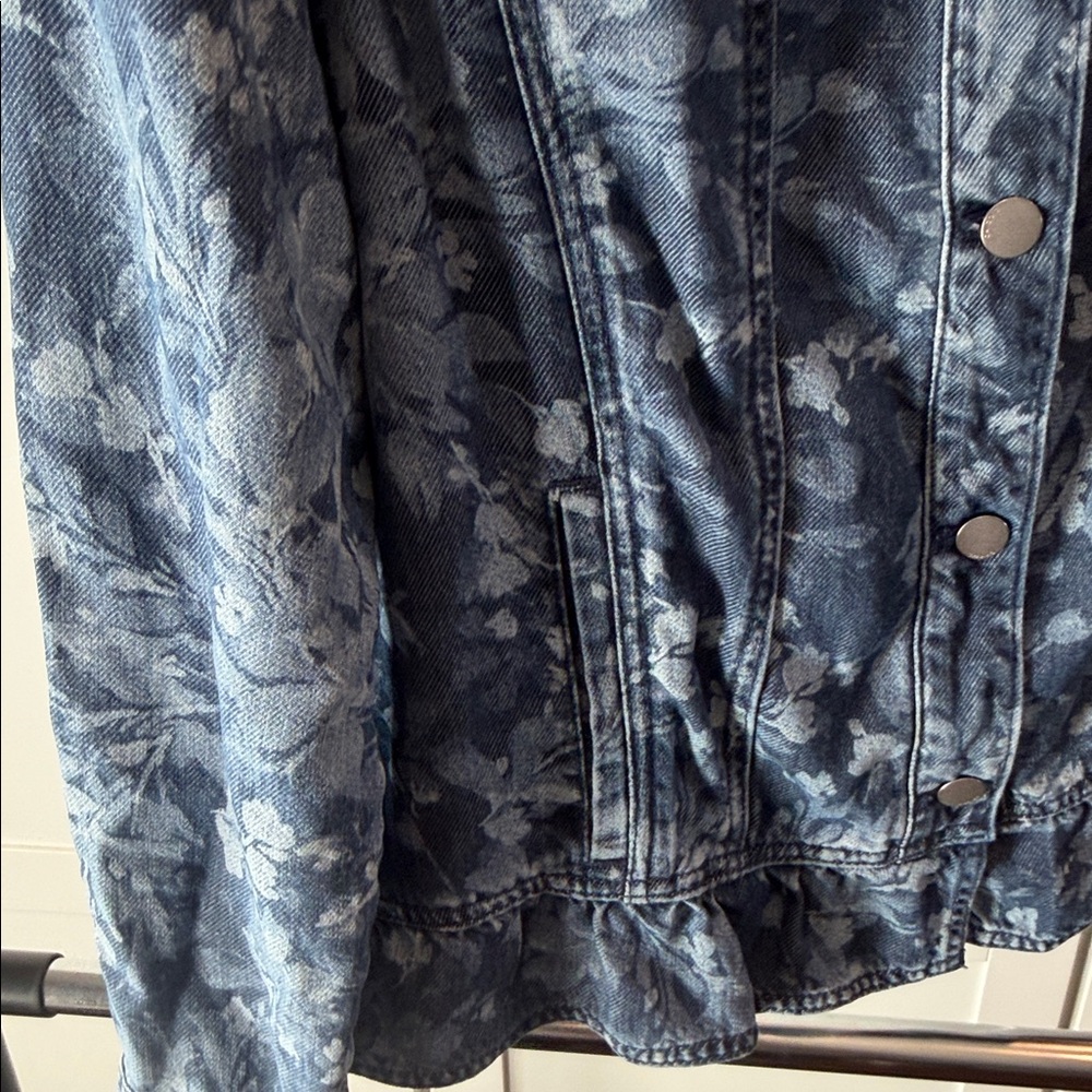 Super soft! Chico's Dark Blue Patterned Jean Jacket - Picture 4 of 8
